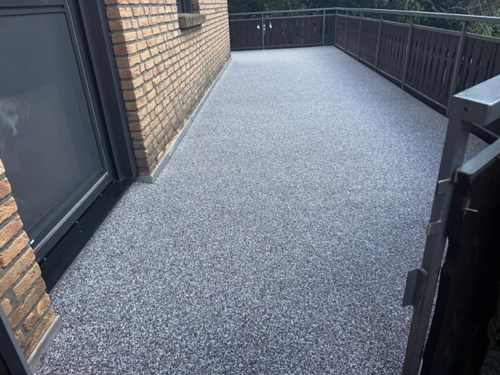 Balkon mit Steinteppich